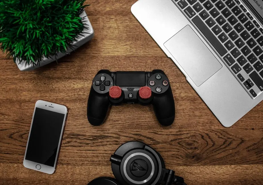 Ilustrasi game ringan di smartphone dengan pengaturan grafis rendah